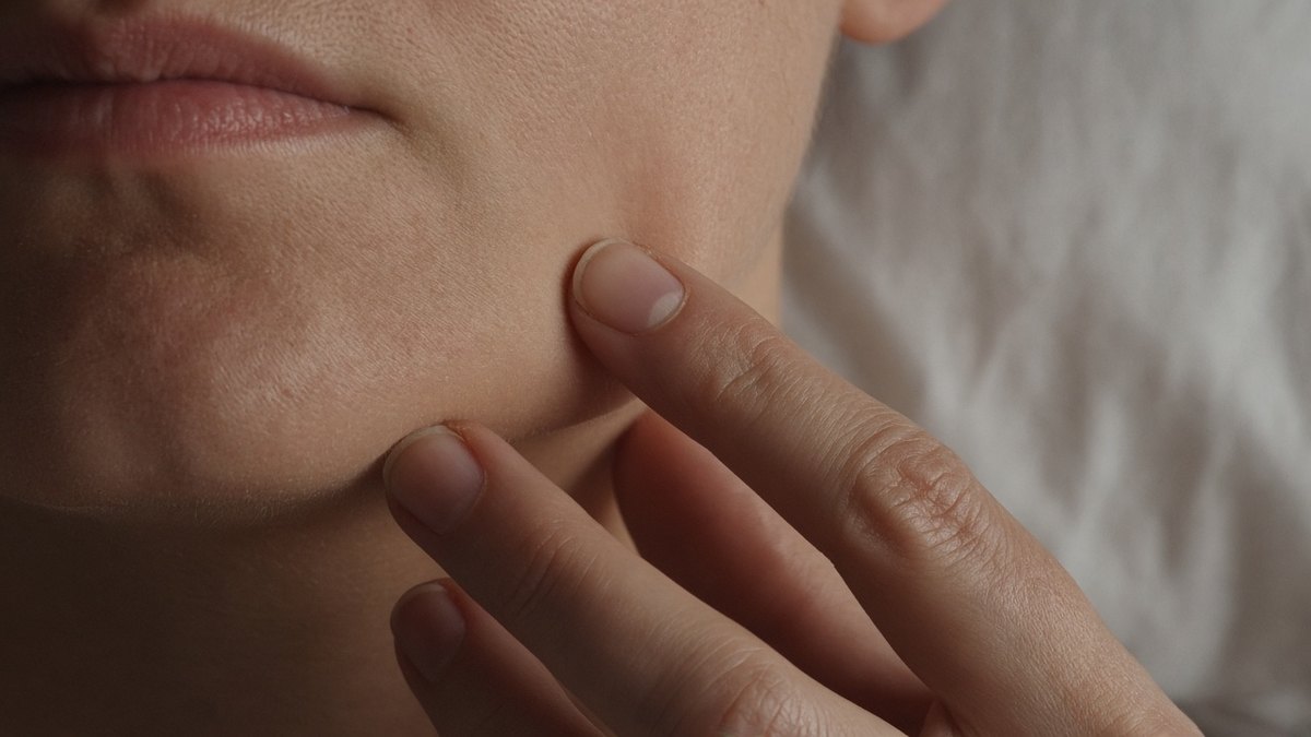 Close-up of a facial along the jaw